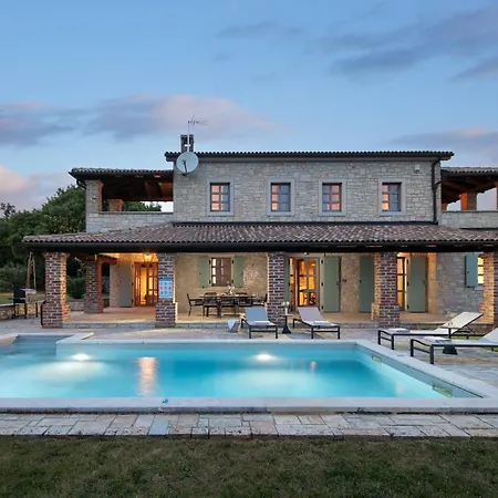 Rustic Calluna With A Pool In Istria Villa