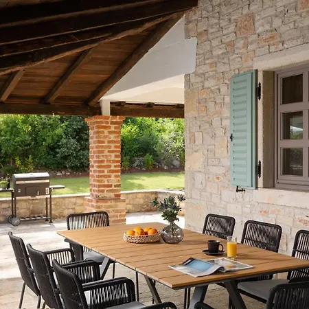 Rustic Calluna With A Pool In Istria Vila