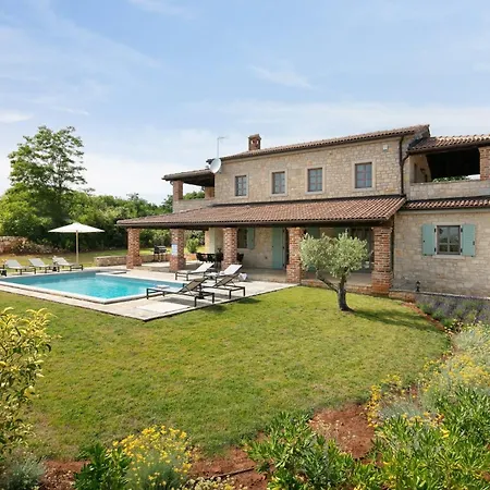 Vila Rustic Calluna With A Pool In Istria Sveti Lovreč Pazenatički
